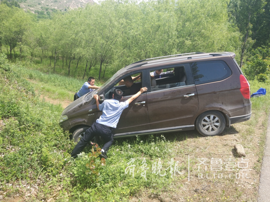旅行社组团西藏游车辆滑入峡谷！两名游客跳车逃生