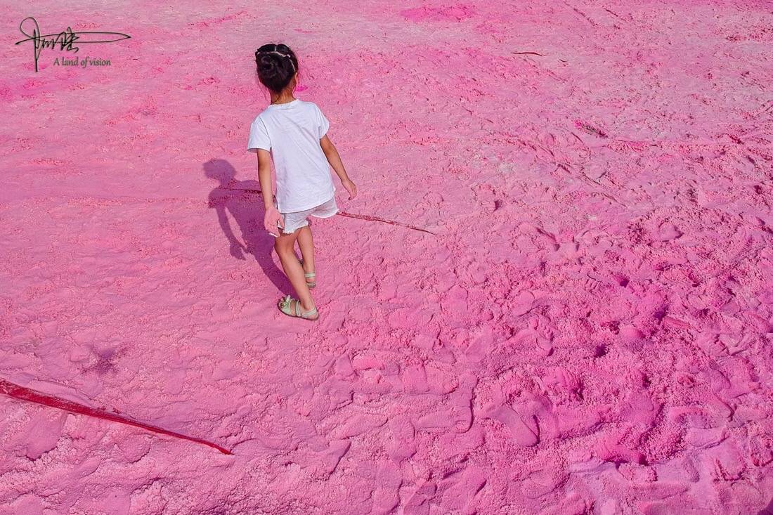 石家庄滹沱河的粉色沙滩，坐在粉色沙滩看碧绿的河水